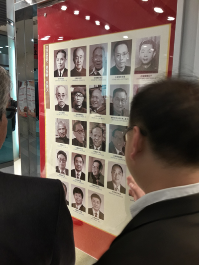 تصاویر مدیران روزنامه در دوره های گذشته در ورودی روزنامه