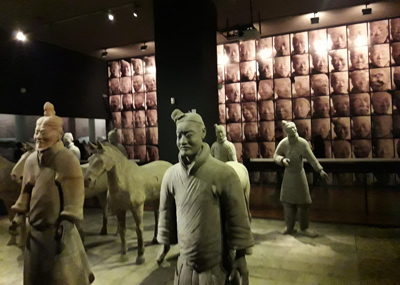 بخش سربازان سفالین موزه با اسکن تصاویر واقعی در پشت زمینه