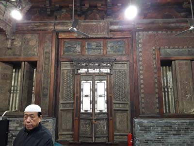 نمای تزیینات چوبی و قدیمی سالن مسجد