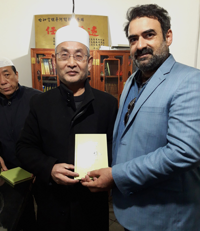هدیه گرفتن ترجمه قرآن به چینی از روحانی مسجد جامع شیان چین