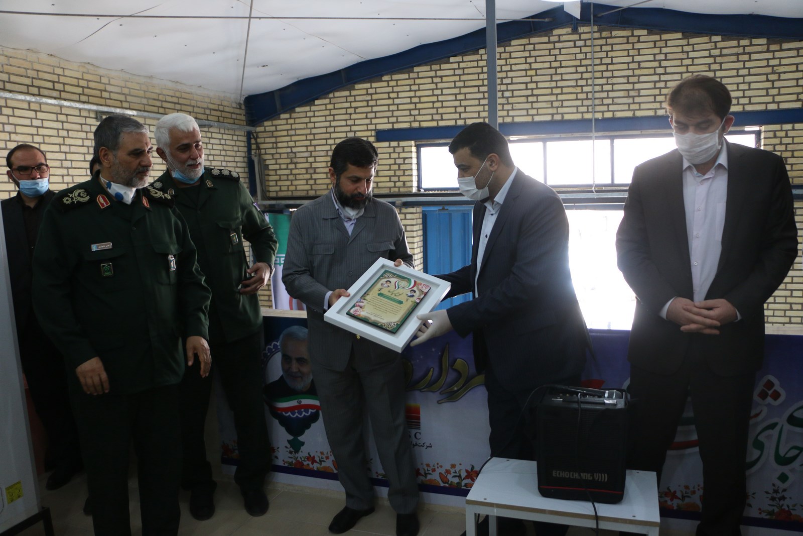 لوح تقدیر موسسه خدمات درمانی بسیجیان کشور به مدیرعامل شرکت فولاد خوزستان اهدا شد