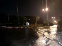 امدادرسانی به بیش از ۴۰ خودرو گرفتار شده در آبگرفتگی‌های شوشتر