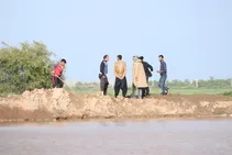 تلاش مردم و مسئولان برای حفظ شرایط در شعیبیه شوشتر + تصاویر