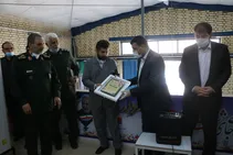 لوح تقدیر موسسه خدمات درمانی بسیجیان کشور به مدیرعامل شرکت فولاد خوزستان اهدا شد